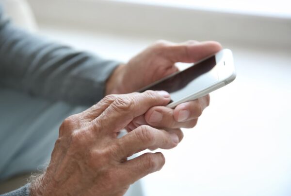 Advanced Care client uses social media on her phone.